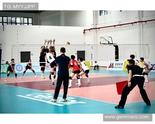 杭州排球队的耐力训练与比赛表现探讨聚焦排球的竞技精神与团队合作 杭州排球队的耐力训练与比赛表现探讨聚焦排球的竞技精神与团队合作